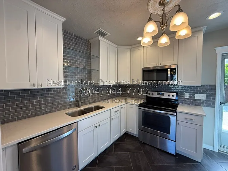 1309 Macarthur St — Photo 11