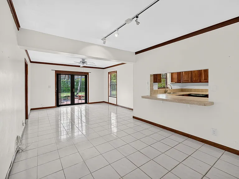 2060 Tropic Isle — Photo 11