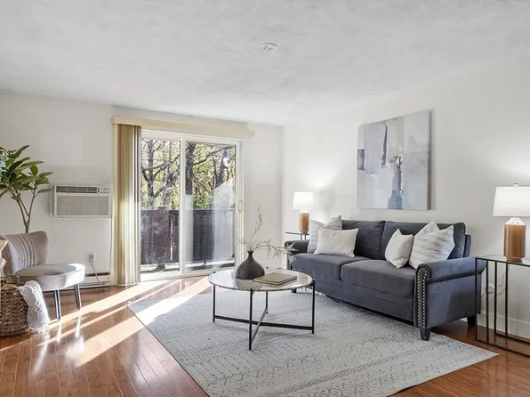 11 Walker Rd APT 8, North Andover, MA 01845