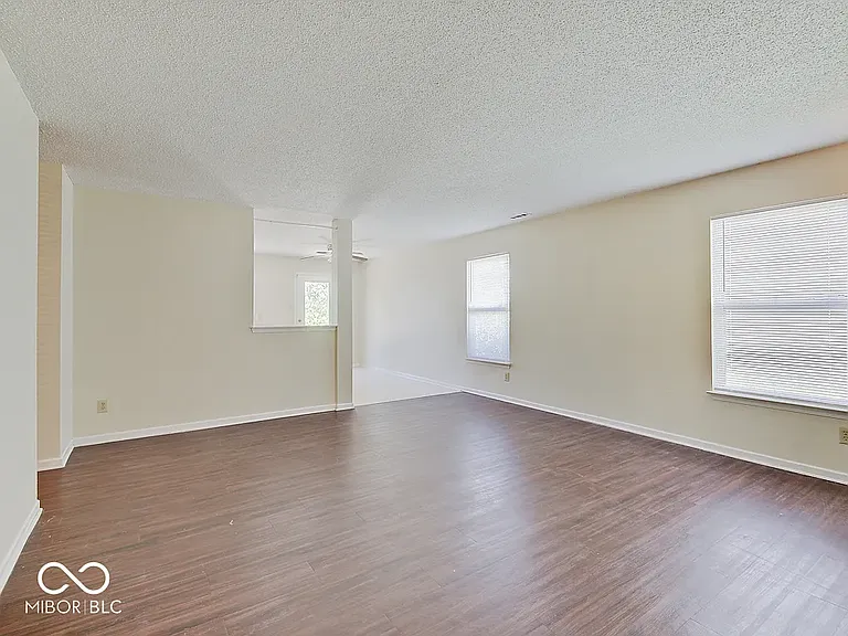2372 Summerwood Ln — Photo 3