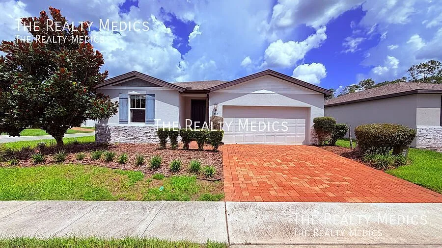 Incredible, 4 Bedroom, 2 Bathroom Home in Davenport!! — Photo 2