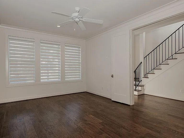 2503 Lake Front Cir — Photo 4