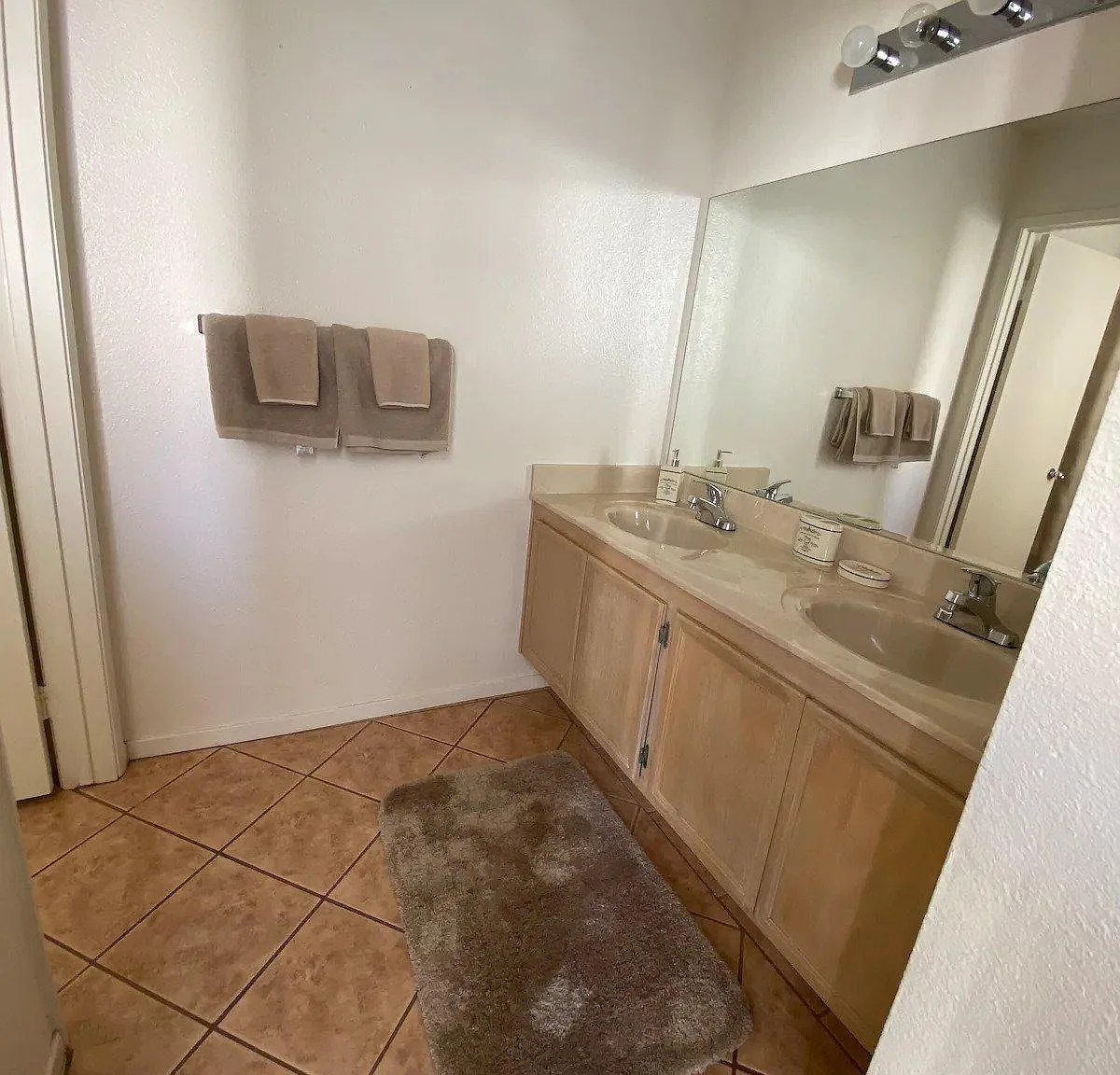 1200 Rodeo Dr — Photo 3
