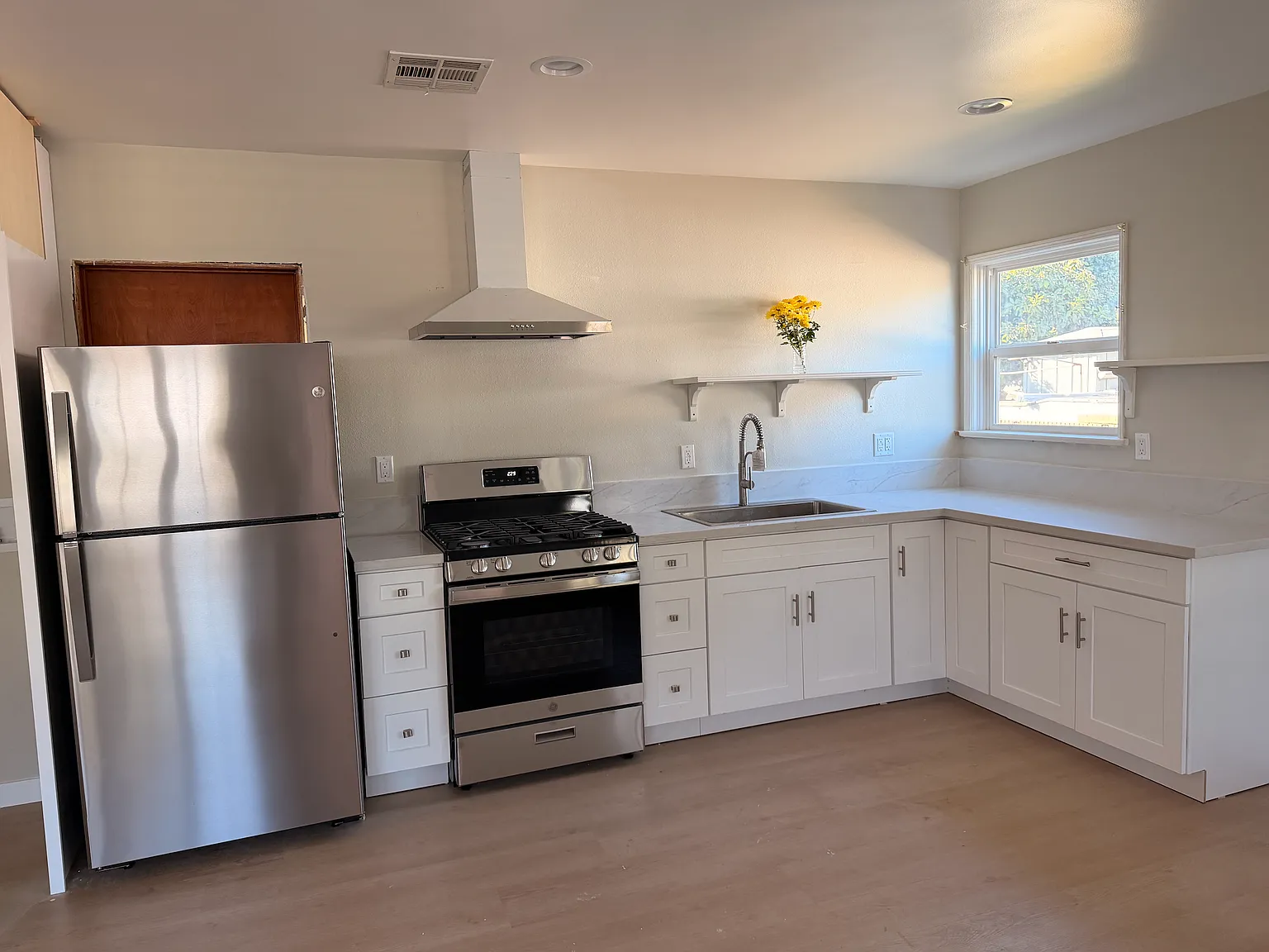 2 bed, 890 sqft, $3,300 — Photo 2