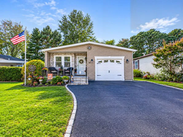 33 Dogwood Lane, Manorville, NY 11949