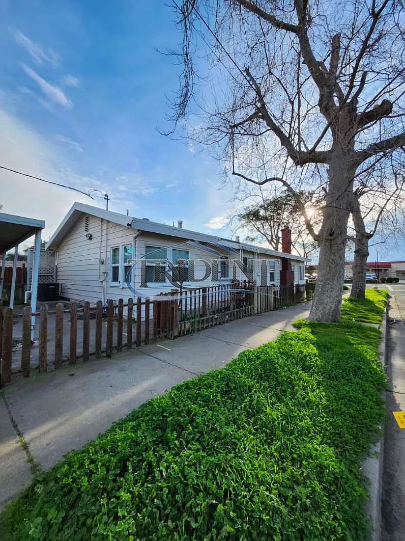 3 bed, $2,000 — Photo 1