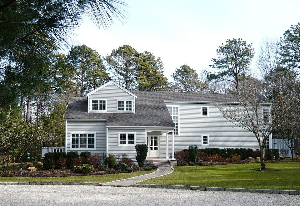 1st image of 10 Rolling Wood Ln