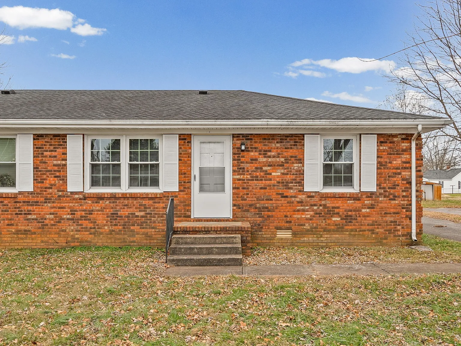 2 bed, 1.0 bath, 935 sqft, $895 — Photo 2