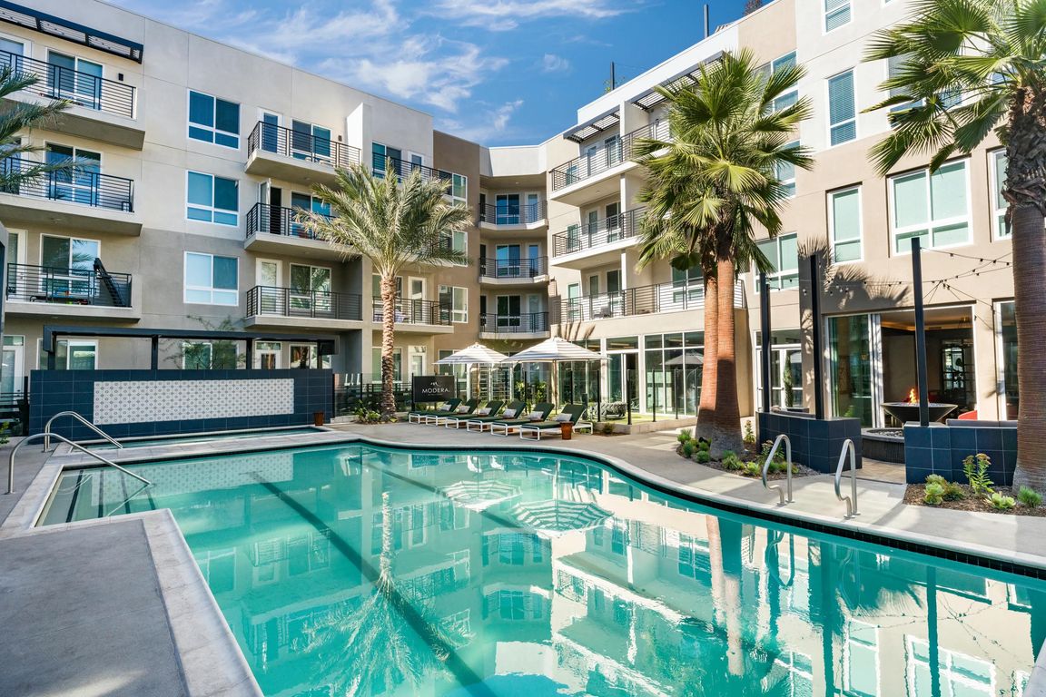 Modera Pomona features a tranquil, resort-style pool with a relaxing lounge area.