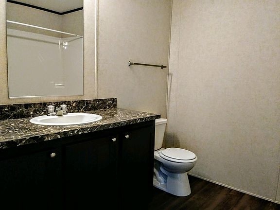 3rd image of 205 Lakeshore Cir