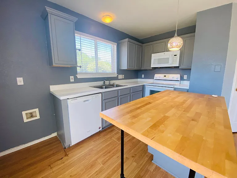 2501 Willow Way — Photo 8