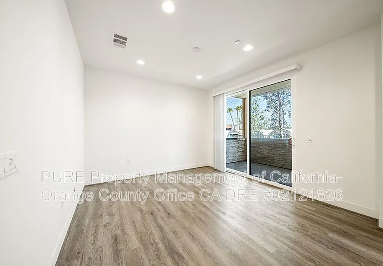 661 W 17th St — Photo 15