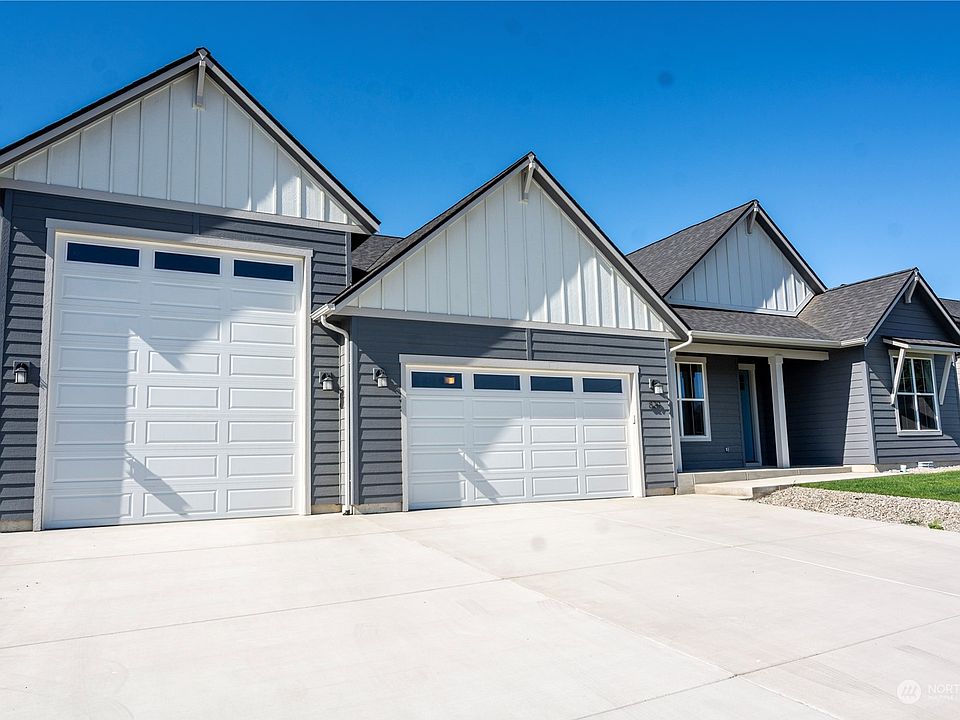 1st image of 829 N Newport Loop