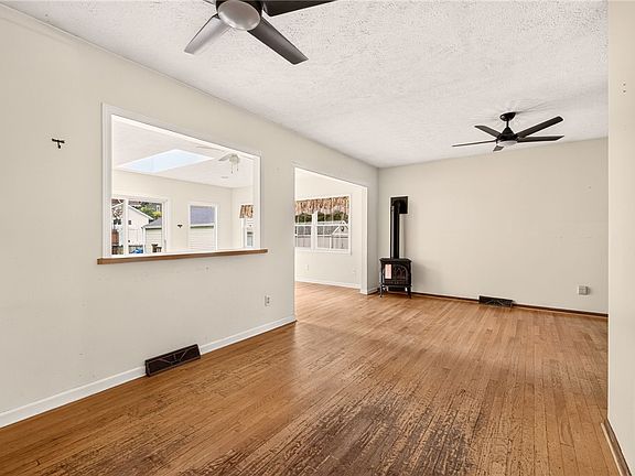 5th image of 122 W Hickory St