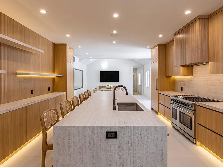 702 N Beverly Dr — Photo 12