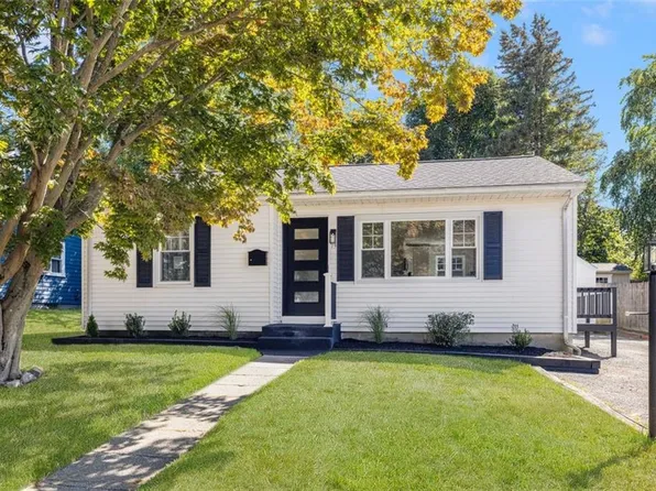 79 Belleview Ave, Tiverton, RI 02878