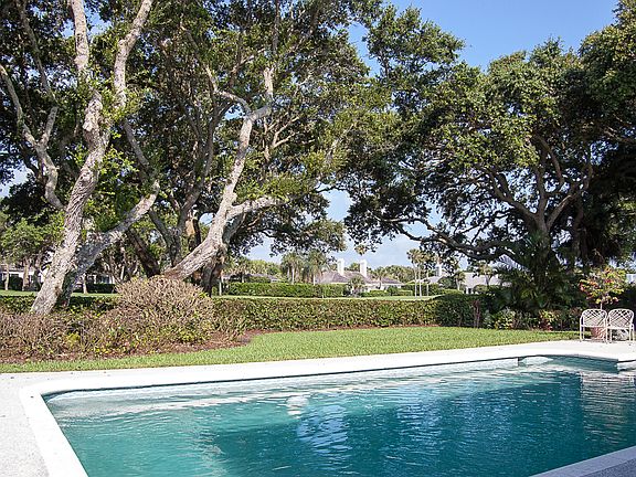 4th image of 521 Sea Oak Dr