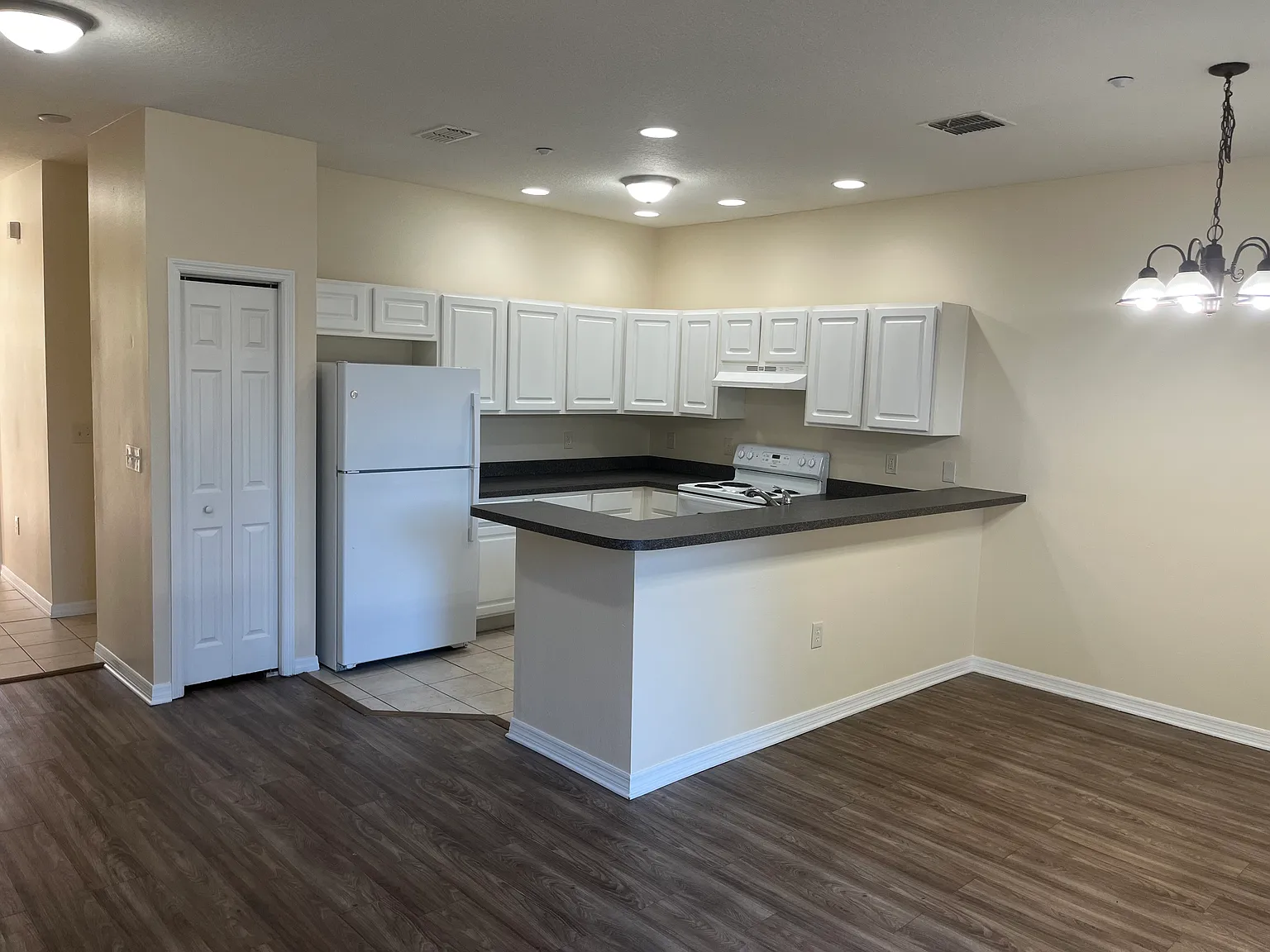 3 bed, 2.5 bath, 1700 sqft, $2,000 — Photo 2