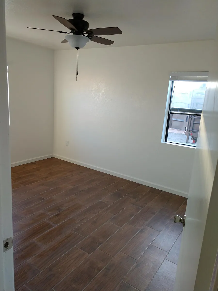 Building Photo - 2090 Poplar St #4
