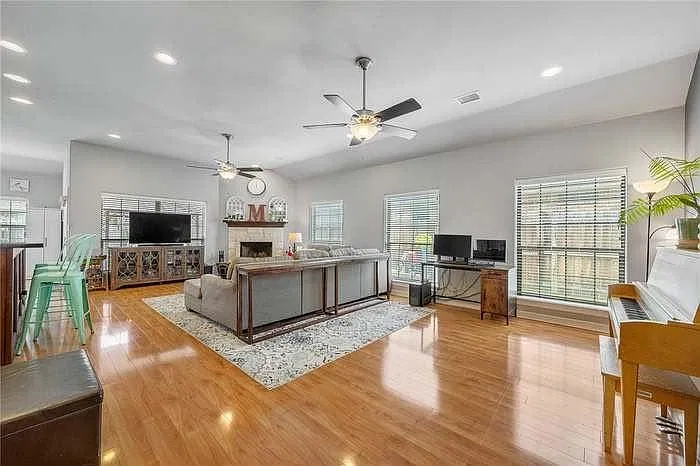 3 bed, 1822 sqft, $1,550 — Photo 2