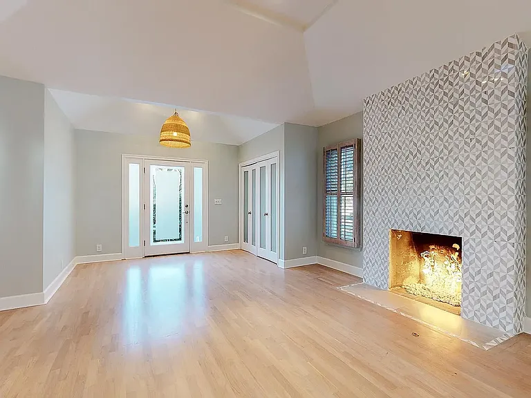 363 Huntley Dr — Photo 32