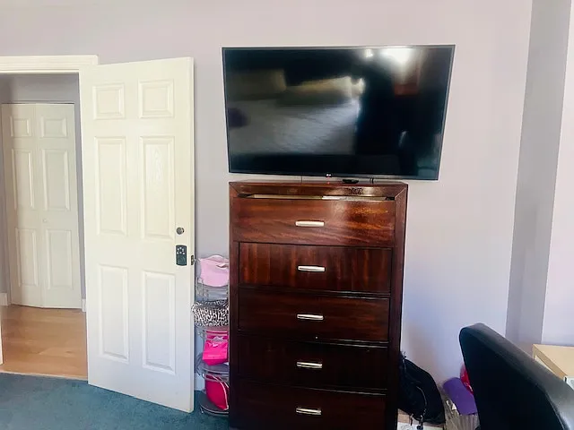 Master Bedroom #1: Full Bath en-suite, Cal-king Bed w/ memory foam mattress, Dresser, Vanity Dresser, Nite stands, Ceiling fan, Computer desk w/ Printer, Hi-speed WiFi, Office chair, Storage trunk, Spacious closet. All will be empty at Check-in.
