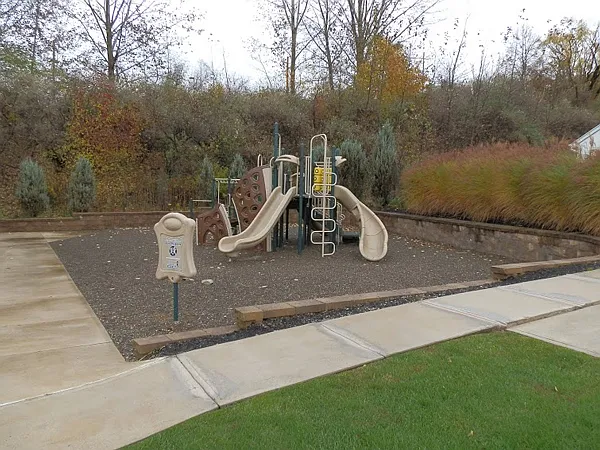 Country View Manors at Dunmore — Photo 7