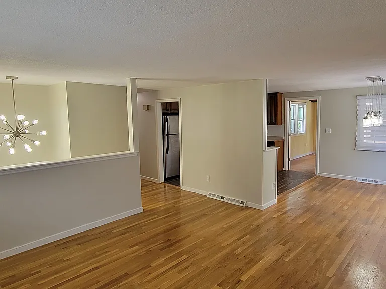 31 Barton Rd — Photo 2