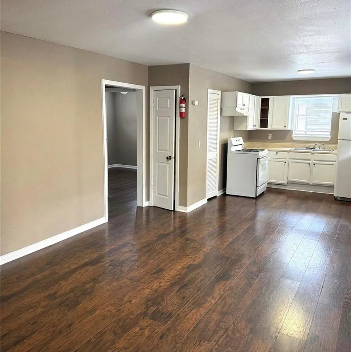 2 bed, 1.0 bath, $900 — Photo 2
