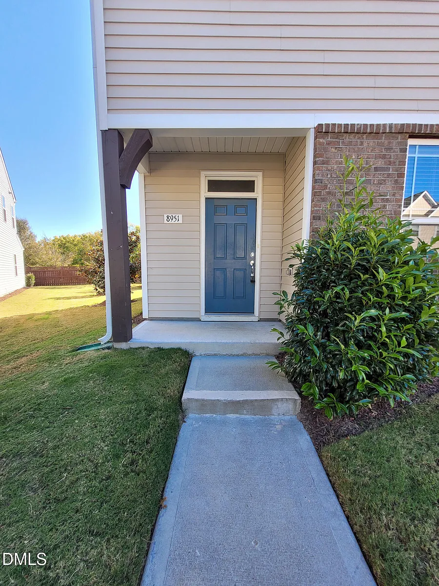 Building Photo - 8951 Commons Townes Dr