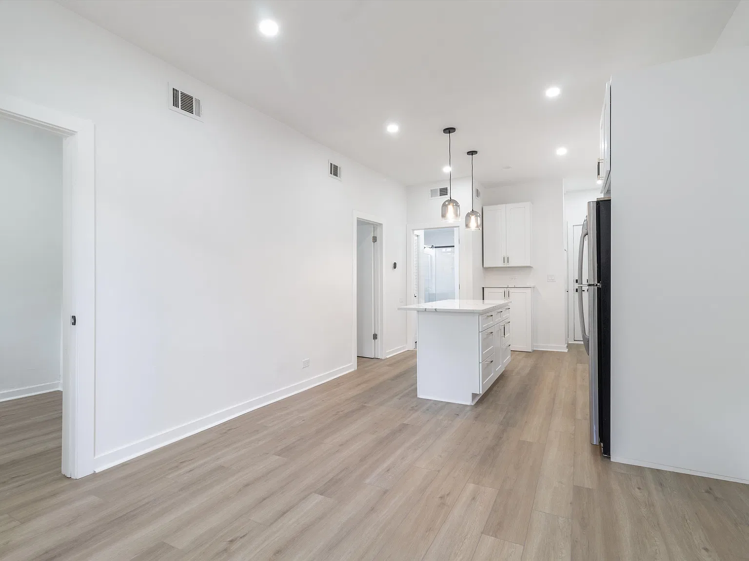 2140 W Crystal St — Photo 3