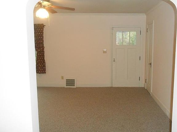 3rd image of 406 Glenwood Way