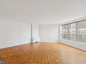 224 W Rittenhouse Sq