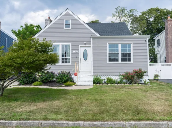 122 Venetian Boulevard, Lindenhurst, NY 11757