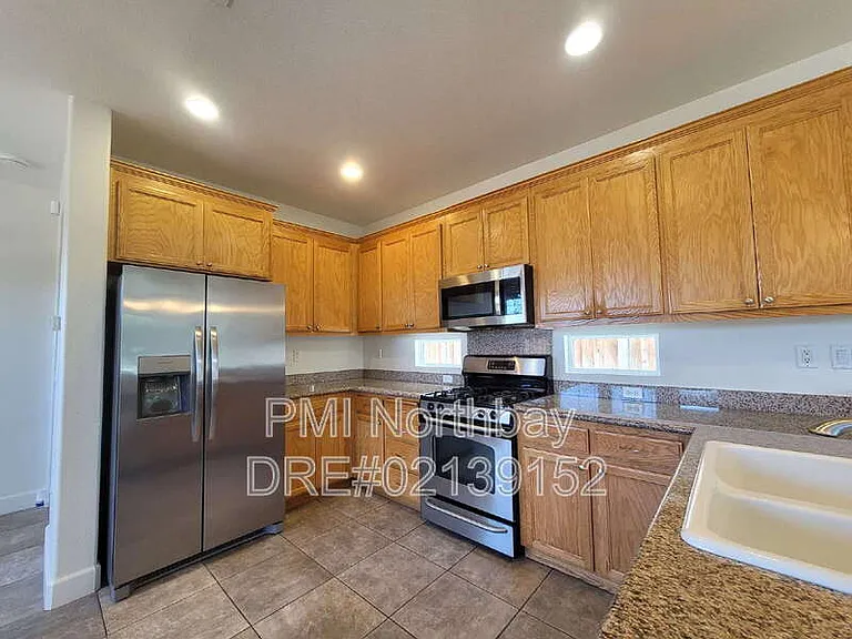 481 Lexington Dr — Photo 4
