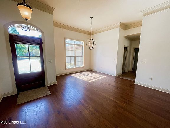 4th image of 102 Meadow Park Dr