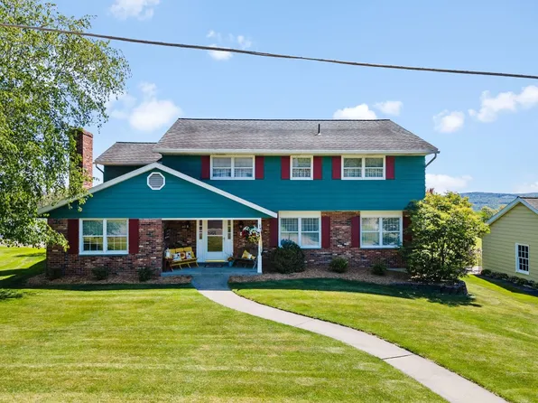 34 Pembroke Dr, Endicott, NY 13760