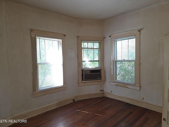 4th image of 1621 Branson Ave