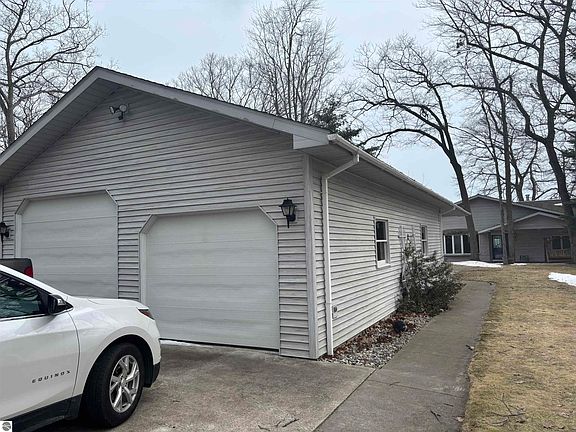 3rd image of 1024 N Huron Rd