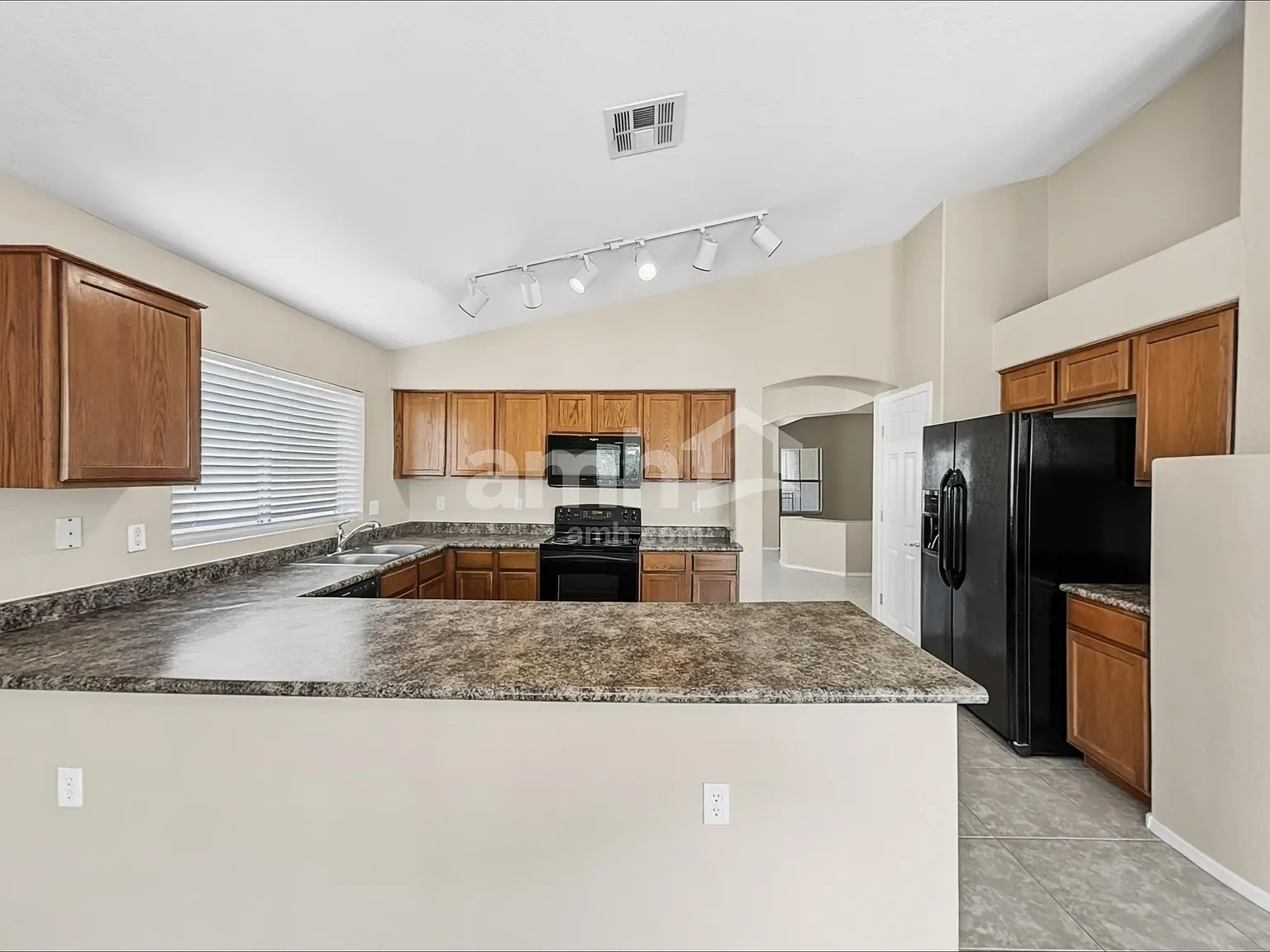 3 bed, 2.0 bath, 1864 sqft, $2,030 — Photo 3