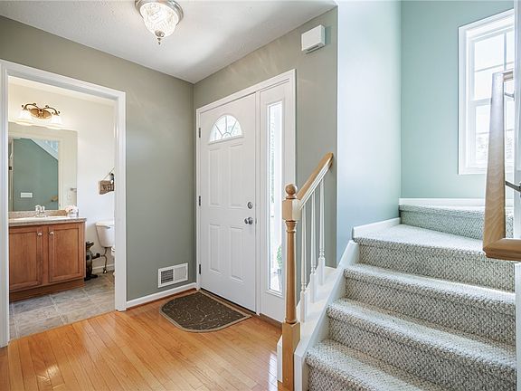 4th image of 230 Woodsview Dr