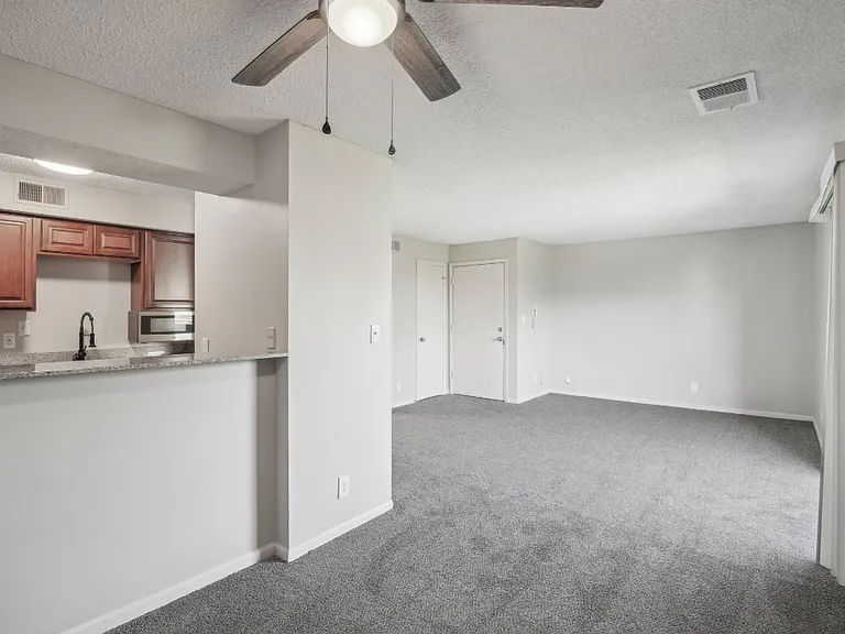 University Villa Apartments — Photo 21