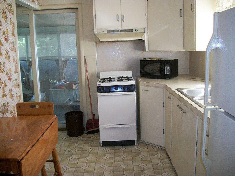 2nd image of 1120 Hill St