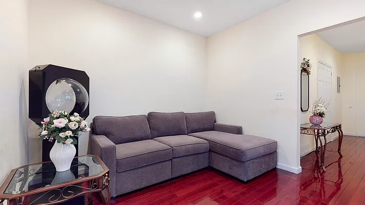 Sold by Bizzarro Agency | media 4