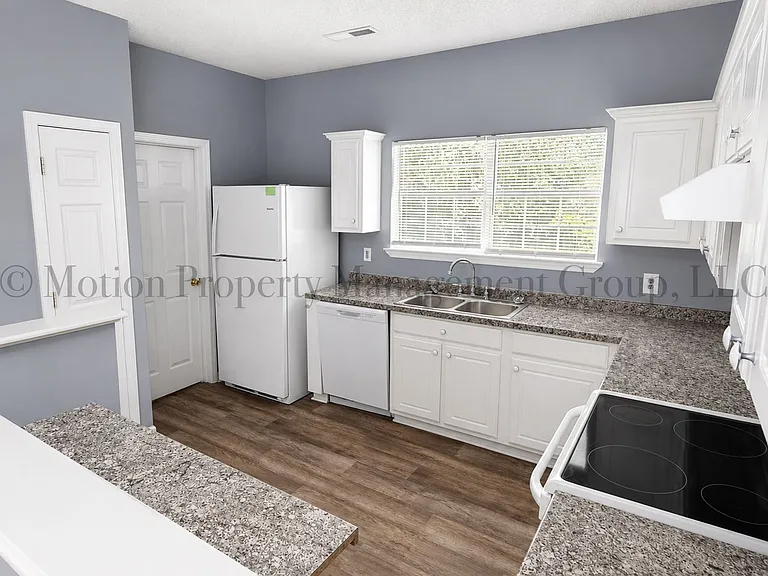 6710 Sunset Hills Blvd — Photo 3