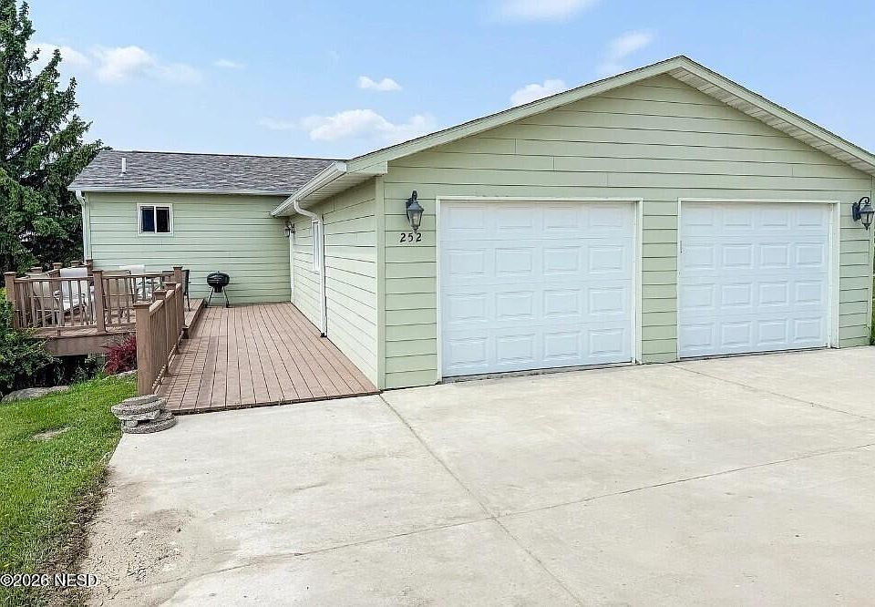 1st image of 252 E Lake Dr