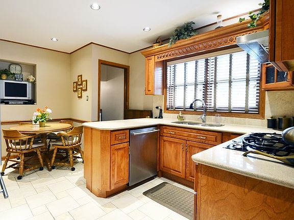 5th image of 9226 S Avers Ave