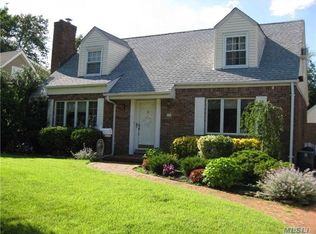 15 Croydon Dr, Merrick, NY 11566