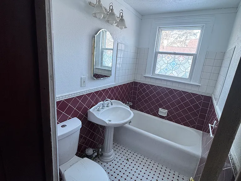 2305 Barnard St — Photo 4