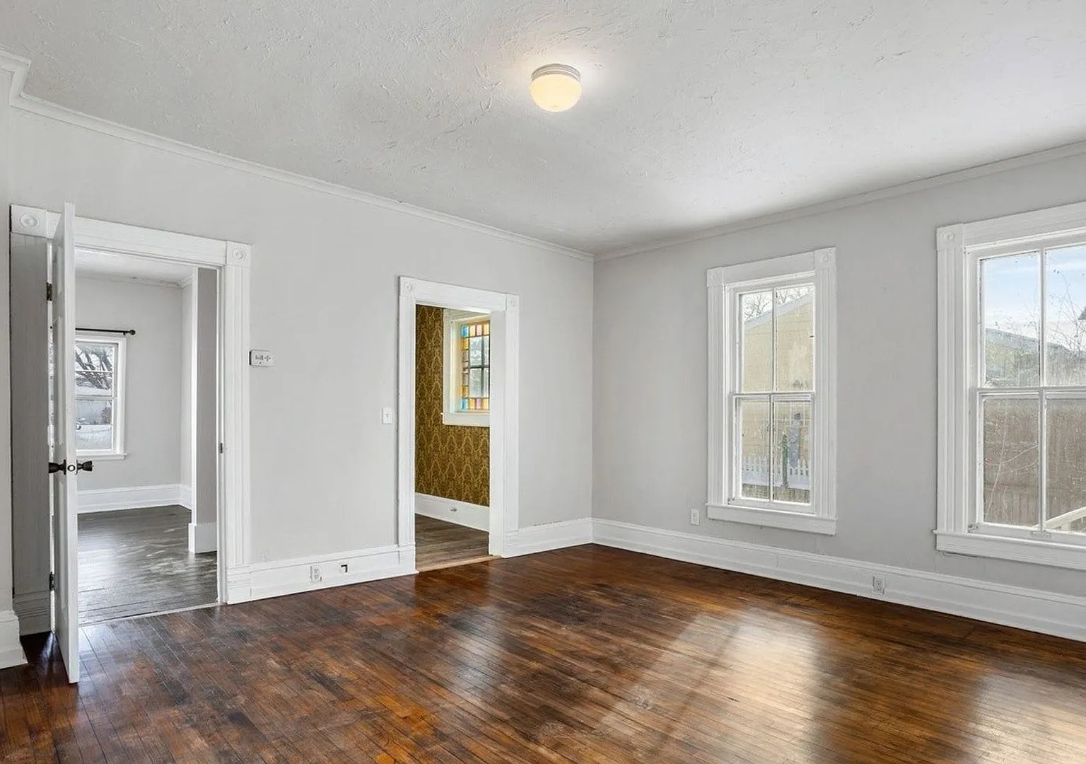 1627 Algoma Blvd — Photo 1